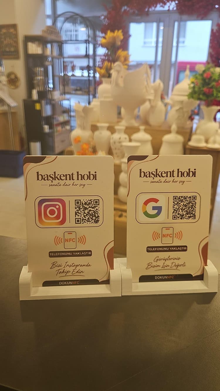 Başkent Hobi mağazasında yan yana duran Instagram ve Google NFC kartları